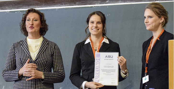 
Verleihung des „Best Paper Award“ durch Frau Dr. Annegret E. Schoeller an Annika Clarner und Amanda Voss, stellvertretend für die Autorengruppe der preisgekrönten Arbeit
