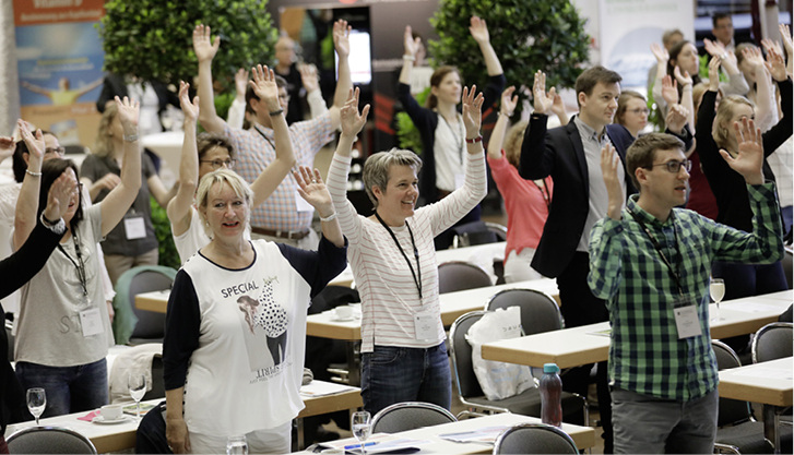 <p>
Nur wer es schafft, Menschen zu begeistern, kann Einstellungen verändern: Dr. med. Sabine Schonert-Hirz, „Dr. Stress“, moderierte das zweitägige BGM-PraxisCamp – BGM in KMU
</p>