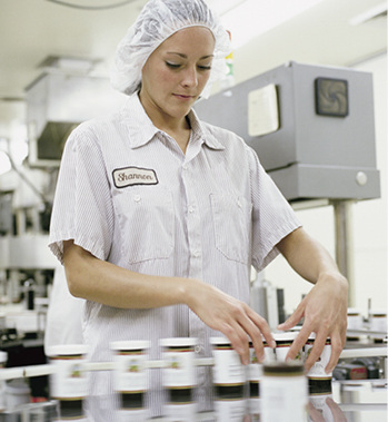 
Zwangshaltungen und monotone Arbeitsabläufe wirken sich belastend auf die Mitarbeiter aus



