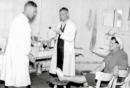 
 Abb. 1: 
 Behandlung in der Krankenbaracke (für Zwangs- und Fremdarbeiter), ca. 1943 (Quelle: BASF SE, Corporate Health Management, Fotosammlung)
