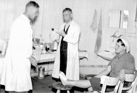 <p>
<span class="GVSpitzmarke"> Abb. 1: </span>
 Behandlung in der Krankenbaracke (für Zwangs- und Fremdarbeiter), ca. 1943 (Quelle: BASF SE, Corporate Health Management, Fotosammlung)
</p>