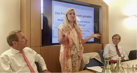 



Die bayerische Staatsministerin für Gesundheit und Pflege, Melanie Huml, MdL, führte mit Informationen zum Präventionsplan des Landes Bayern kurz in die Thematik ein
