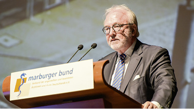 <p>
</p>

<p>
Rudolf Henke, Vorsitzender des Marburger Bundes, in seiner Eröffnungsrede
</p> - © Foto: MB/Gebhardt

