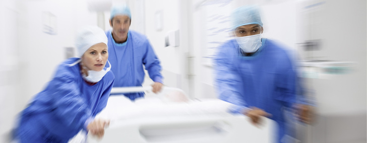 
Stellen sich infizierte oder krankheitsverdächtige Patienten unangemeldet im Krankenhaus vor, sind Kontakte zu anderen Personen zu vermeiden und die umgehende Verlegung in eine Sonderisolierstation muss umgehend eingeleitet werden



