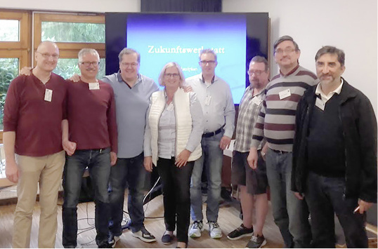 
Von links: Dr. Carsten Rensinghoff (Moderation), Volker Tenhaken, Hans Horberth, Helga Lüngen (assistierende Unterstützung der Moderation), Harald Hergenhan, Emanul Zeissner, Karsten Lohmeyer, Detlev Khatchikian
