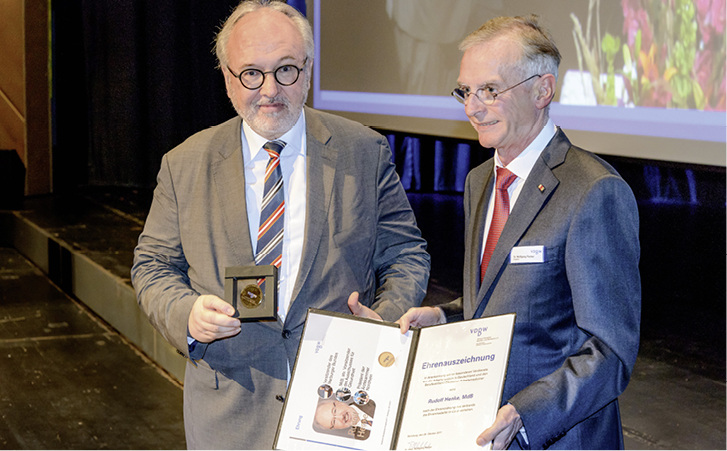 <p>
</p>

<p>
Der Präsident des VDBW, Dr. Wolfgang Panter, überreicht dem Präsidenten der Ärztekammer Nordrhein, Rudolf Henke, die Ehrenmedaille des VDBW
</p> - © Foto:  VDBW

