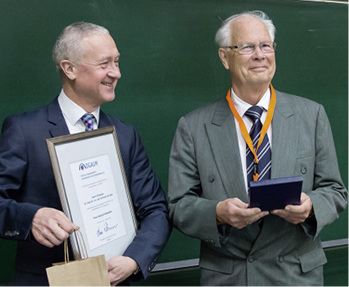 <p>
</p>

<p>
Verleihung der Franz-Koelsch-Medaille 2018 an Prof. Dr. rer. nat. Dr. med. Hermann Bolt
</p> - © Foto: DGAUM

