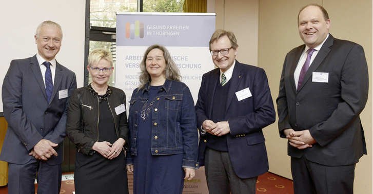 
Von links nach rechts:
 Professor Hans Drexler (DGAUM), Landesgeschäftsführerin Birgit Dziuk (BARMER), Ministerin Heike Werner (DIE LINKE), Dr. Thomas Nesseler (DGAUM), Stephan Hauschild (Vorsitzender LFK Gesundheitswirtschaft, LV Thüringen, Wirtschaftsrat der CDU e.V.)
