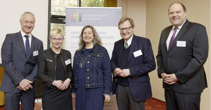 <p>
<i>Von links nach rechts:</i>
 Professor Hans Drexler (DGAUM), Landesgeschäftsführerin Birgit Dziuk (BARMER), Ministerin Heike Werner (DIE LINKE), Dr. Thomas Nesseler (DGAUM), Stephan Hauschild (Vorsitzender LFK Gesundheitswirtschaft, LV Thüringen, Wirtschaftsrat der CDU e.V.)
</p>