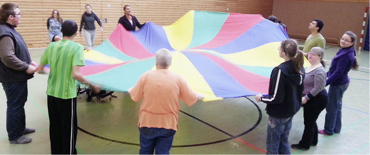
Mitarbeiter bei der sportlichen Aktivierung




