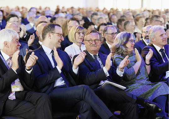 <p>
</p>

<p>
v.l.: Max Kaplan (Vizepräsident der Bundesärztekammer), Jens Spahn (Bundesgesundheitsminister), Frank Ulrich Montgomery (Präsident der Bundesärztekammer), Heike Werner (Sozialministerin Thüringen) auf der Eröffnungsveranstaltung des Deutschen Ärztetages 2018 in Erfurt
</p> - © Foto: Jürgen Gebhardt

