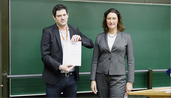 <p>
</p>

<p>
Verleihung des „Best Paper Award“ durch Frau Dr. Annegret E. Schoeller, Chefredakteurin der ASU, an Matthias Claus, stellvertretend für die Autorengruppe der preisgekrönten Arbeit
</p> - © Foto: BLICKKUNST/Stefan Sontheim

