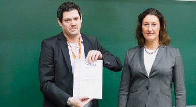 Verleihung des "Best Paper Award" durch Frau Dr. Annegret E. Schoeller, Chefredakteurin der ASU, an Matthias Claus, stellvertretend für die Autorengruppe der preisgekrönten Arbeit.