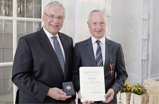 <p>
</p>

<p>
Innenminister Joachim Herrmann und Prof. Dr. med. Hans Drexler (
<i>rechts</i>
)
</p> - © Foto: Bayerisches Innenministerium / Kurt Fuchs

