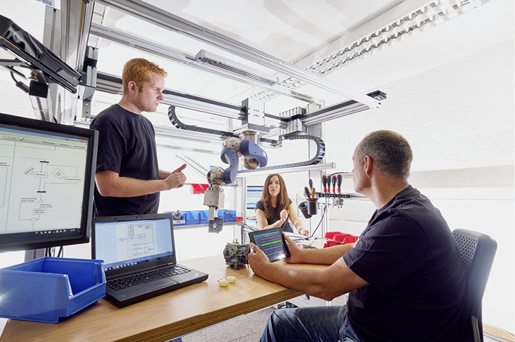 



 Abb. 1: 
 Nachwuchsforscher bei der Einrichtung des MRK-Arbeitsplatzes „Collaborative Workplace for Assembly“ (CoWorkAs)
