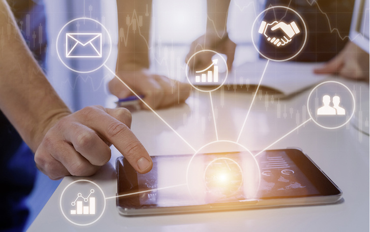 



Die zunehmend lern- und anpassungsfähigen Systeme (z.B. Smartphone, Head Mounted Displays oder Tablets) agieren auf kognitiver Ebene mit dem Nutzer
