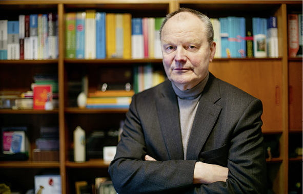 



Herr Dr. Gerd Herold hat sich um die fachliche Unterstützung von Medizinstudenten in Deutschland als auch im Ausland große Verdienste erworben. Sein Lehrbuch der Inneren Medizin – nur Der Herold genannt – ist ein Markenzeichen für die Innere Medizin im Studium. Vollkommen zu Recht wird es von Vielen als „die Bibel“ für die Innere Medizin bezeichnet.






Der VDBW ist stolz darauf, Kollege Herold in seinen Reihen zu haben.
