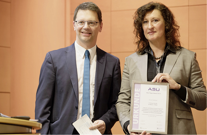 



ASU-Chefredakteurin Dr. med. Annegret Schoeller bei der Überreichung der Urkunde an Herrn Priv.-Doz. Dr. Stephan Weiler, der die Auszeichnung stellvertretend für die Autorengruppe in Empfang nahm
