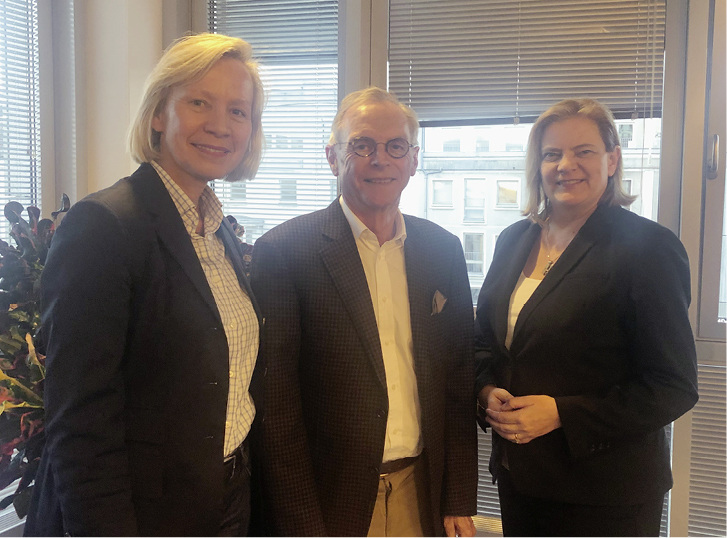 <p>
Von links nach rechts: Frau Dr. med. Anette Wahl-Wachendorf, Dr. med. Wolfgang Panter und die Parlamentarische Staatssekretärin Sabine Weiss, MdB
</p>
<p>
</p> - © Foto: VDBW
 
Von links nach rechts: Frau Dr. med. Anette Wahl-Wachendorf, Dr. med. Wolfgang Panter und die Parlamentarische Staatssekretärin Sabine Weiss, MdB