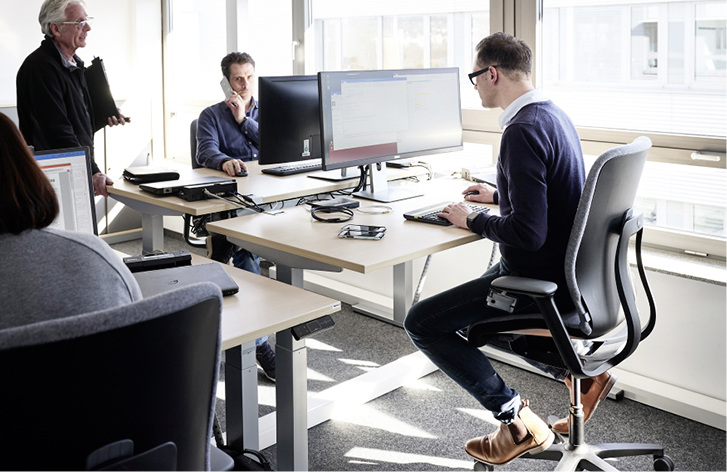 <p>
Das AT-Modell mit erhöhter Sitzposition gibt es wahlweise mit Gewichtsautomatik oder mit Schnelleinstellung des Gegendrucks (Foto: Wilkhahn, mit freundl. Genehmigung des Solartechnikherstellers SMA
</p>