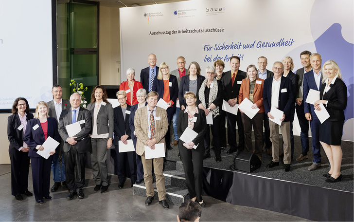 
 Abb. 1: 
 Am Tag der Urkundenübergabe anwesende Mitglieder des AfAMed mit Vertretern des BMAS (Frau Loskamp und Frau Janning) sowie dem Geschäftsführer des AfAMed, Herrn Dr. Gelissen
