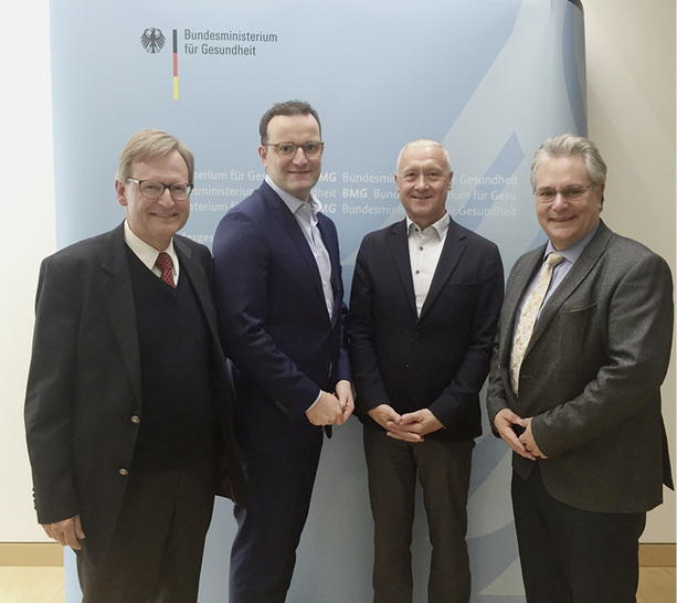 <p>
</p>

<p>
Von li. nach re.: Dr. Thomas Nesseler (Hauptgeschäftsführer DGAUM), Jens Spahn (Bundesgesundheitsminister), Prof. Dr. Hans Drexler (Präsident DGAUM) und Prof. Dr. Dirk-Matthias Rose (Universität Mainz)
</p> - © Foto: DGAUM

