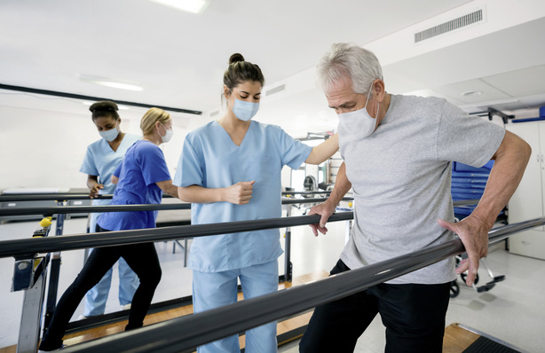 Frühzeitige Rehabilitationsmaßnahmen können die Chancen, später möglicherweise auftretende längere Arbeitsunfähigkeitszeiten zu vermeiden und Beschäftigte im Idealfall bis zur Altersrente produktiv in der Firma zu halten, deutlich erhöhen