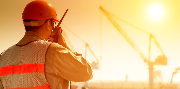 Die Situation von im Freien Arbeitenden (z. B. in der Landwirtschaft oder auf dem Bau) sollte sorgfältig überwacht und die Arbeitsorganisation ­gegebenenfalls angepasst werden, um Hitzestress zu vermeiden