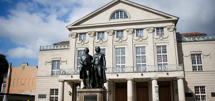 Goethe und Schiller: Denkmal vor dem Theater in Weimar