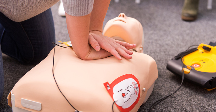 Bei der Reanimation werden betriebliche Ersthelfende im Modus 30:2, Thoraxkompression 
zu Beatmung geschult.