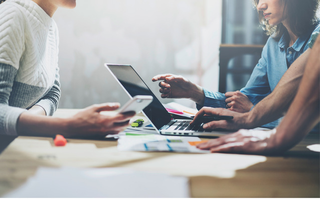 Der Einsatz Künstlicher Intelligenz birgt Potenziale für eine effizientere Arbeitswelt, verbunden mit veränderten Arbeitsanforderungen und der Notwendigkeit, die Arbeitsgestaltung sowie den Arbeits- und Gesundheitsschutz an die sich verändernden Bedingungen anzupassen