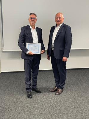 Prof. Dr. Christoph Oberlinner (links) und Prof. Dr. Stephan Letzel bei der Übergabe des Heinrich-Dupuis-Preises