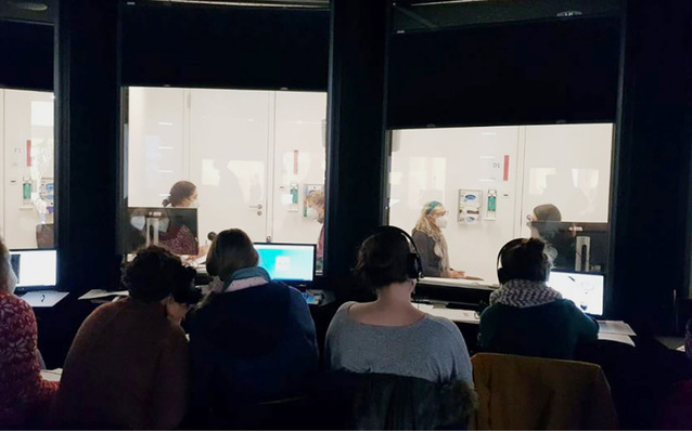 Durch die verspiegelten Glasscheiben der „Limette“ beobachtet das Klima-Limette-Team die Performance zweier Studierender, hier im Beratungsgespräch im fiktiven Hausarzt-Setting