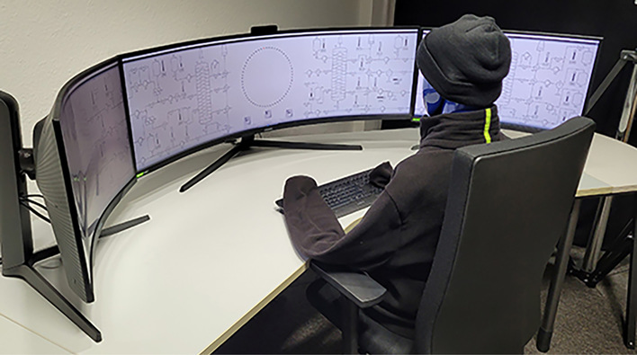 Abb. 1:   Versuchsaufbau mit R1000-Geräten und Personendummy