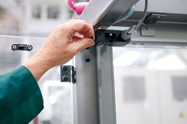 Abb. 1:   Manipulationen an Schutzeinrichtungen von Maschinen verhindern schützt Mensch und Betrieb