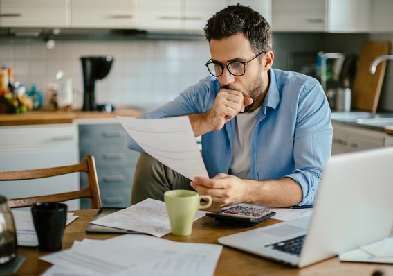 Auch nach der Pandemie hat sich das mobile Arbeiten als Arbeitsform fest etabliert, was die Unternehmen vor neue Herausforderungen stellt (vgl. Abschnitt „Risiken mobiler Arbeit – ergo­nomische Belastungen“)