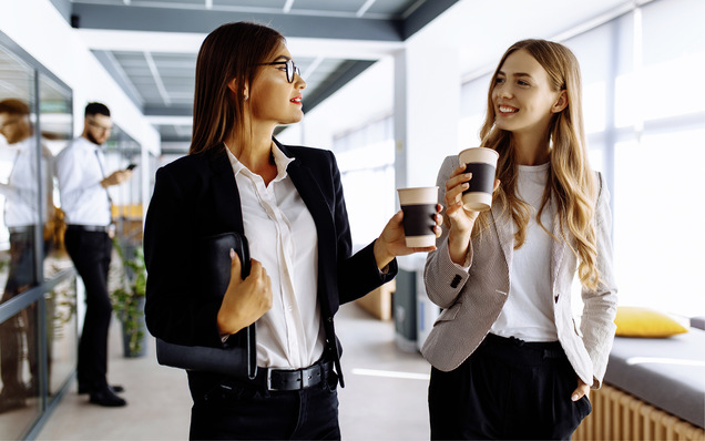 Der Weg zum Holen eines Kaffees oder anderer Lebensmittel zum kurzfristigen Verzehr im Betriebsgebäude verläuft in der Sphäre des Arbeitgebers und steht in voller Länge unter Versicherungsschutz.