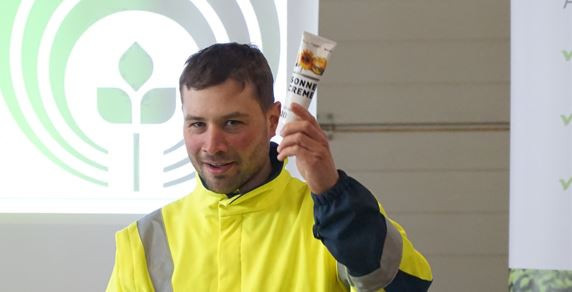 SVLFG Präventionsexperte Ernst Christian Schmidt informierte die Beschäftigten des Holzäckerhofes über UV- und Hitzeschutz.