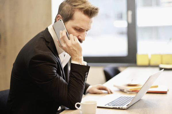 Abb. 1:    Beim Telefonieren mit dem Handy am Kopf entsteht im Alltag in der Regel die stärkste Exposition, insbesondere, wenn die zweite Mobilfunkgeneration (2G/GSM) verwendet wird