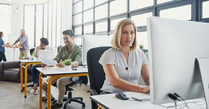 Vor allem Hintergrundgespräche haben im Büro nachweisbare und stark unterschätzte Auswirkungen auf Produktivität und Wohlbefinden