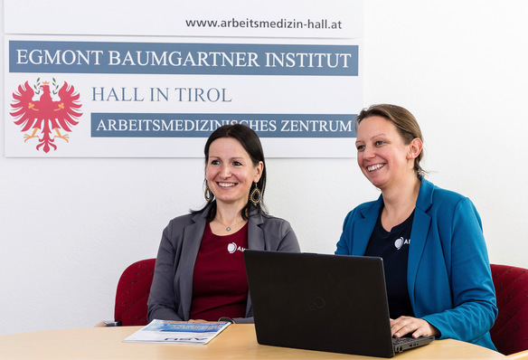 Im Gespräch: Mag. rer. nat. Veronika Haslwanter ( links ) und Dr. univ. med. Bernadette Trenkwalder vom Arbeitsmedizinischen Zentrum Hall in Tirol GmbH