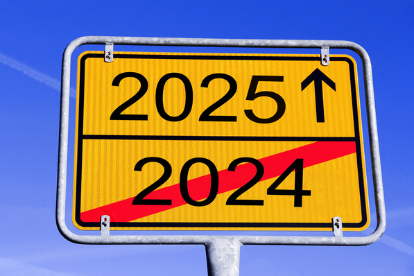 Alt-Text: „Ein gelbes Straßenschild, das '2024' durchgestrichen zeigt und mit einem Pfeil auf '2025' hinweist, vor blauem Himmel. Symbolisiert den Übergang zu zukunftsorientierten Strategien im Arbeits- und Gesundheitsschutz für Betriebe.“. - © DAK-Gesundheit/GettyImages, Astrid860