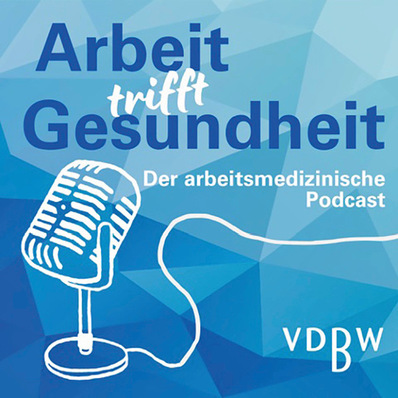 Alt-Text: „Illustration einer blauen Grafik mit einem Mikrofon, die den Schwerpunkt auf Arbeitsschutz und Gesundheit legt. Textinhalt: ‚Arbeit trifft Gesundheit – Der arbeitsmedizinische Podcast des VDVBW‘, thematisiert präventive Maßnahmen und digitale Innovationen im betrieblichen Gesundheitsmanagement. - © ©  VDBW