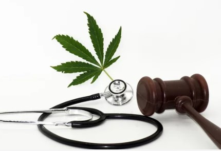 Natürlich, hier ein präziser, zielgruppenorientierter Alt-Text: Optimierter Alt-Text: „Richterhammer, Stethoskop und Cannabisblatt symbolisieren die rechtlichen, medizinischen und präventiven Aspekte im Arbeitsschutz sowie die Bedeutung arbeitsmedizinischer Leitlinien für den betrieblichen Gesundheitsschutz.“ Gerne kann ich diesen Text auch noch spezifischer ausrichten – etwa passgenau für einen bestimmten Fokusbereich (z. B. nur Recht & Prävention oder speziell auf Cannabis im Rahmen von Arbeitsmedizin). Sag gern Bescheid!. - © zeralein – stock.adobe.com