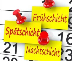 Gerne! Hier ist ein optimierter, barrierefreier Alt-Text für das beschriebene Bild, zugeschnitten auf die genannten Zielgruppen und den thematischen Kontext: Optimierter Alt-Text: „Drei gelbe Notizzettel mit den Aufschriften Frühschicht, Spätschicht und Nachtschicht sind an einem Kalender angeheftet; Darstellung eines beispielhaften Schichtplans zur Veranschaulichung arbeitsmedizinischer Aspekte in der Schichtarbeitsorganisation.“ Hinweis: Dieser Alt-Text beschreibt präzise das Bildmotiv im Zusammenhang mit Arbeitsschutz und arbeitsmedizinischem Management (Schichtarbeit als zentrales Thema) – dies ist eine relevante Herausforderung für Betriebsärzte, Arbeitsmediziner sowie im BGM. - © Fotomanufaktur JL – stock.adobe.com