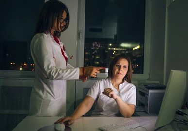 Gerne! Hier ist ein optimierter, themenrelevanter Alt-Text für das genannte Bild im Kontext von asu-arbeitsmedizin.de und der beschriebenen Zielgruppe: Optimierter Alt-Text: „Zwei Arbeitsmedizinerinnen im weißen Kittel analysieren gemeinsam digitale Gesundheitsdaten am Computer in einem Büro – Fokusthemen: moderne Arbeitsmedizin, digitale Innovationen und präventive Maßnahmen.“ Begründung: Der Alt-Text beschreibt nicht nur die sichtbaren Elemente („zwei Frauen im Laborkittel an einem Computer“), sondern setzt sie explizit in Bezug auf die Themen Arbeitsschutz, Prävention und Digitalisierung. Dadurch versteht die Zielgruppe unmittelbar den fachlichen Kontext des Bildes. - © Dimco – stock.adobe.com