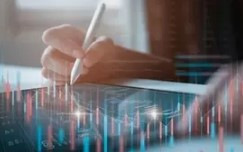 Gern, hier ist ein thematisch und zielgruppengerecht optimierter Alt-Text für das beschriebene Bild: Optimierter Alt-Text: „Person nutzt einen digitalen Stift auf einem Tablet, das ergonomisch auf einem Schreibtisch liegt und digitale Auswertungen zu Arbeitsunfällen, Präventionsmaßnahmen sowie Kennzahlen zum betrieblichen Gesundheitsmanagement zeigt.“ Begründung: Dieser Text bezieht sich spezifisch auf die Themen Arbeitsschutz, Prävention und BGM, stellt den digitalen Bezug her (Tablet/Nutzung), adressiert potenzielle Nutzerinteressen (Daten & Analysen) und ist für die Zielgruppe aus dem Arbeits- und Gesundheitsschutz kontextrelevant. - © sitthiphong – stock.adobe.com