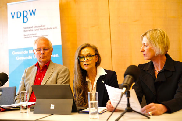 Gerne! Hier ein optimierter, themenrelevanter Alt-Text für Ihre Zielgruppe: Barrierefreier, optimierter Alt-Text: „Drei Fachleute aus Arbeitsmedizin und Arbeitsschutz diskutieren am Konferenztisch während einer VDBW-Fachtagung über präventive Maßnahmen und digitale Innovationen im betrieblichen Gesundheitsmanagement.“ Hinweise zur Optimierung: - Klare Fachzuordnung (Arbeitsmedizin, Arbeitsschutz) - Relevante Themen integriert (präventive Maßnahmen, digitale Innovationen, BGM) - Kontext „Fachtagung“ eingebunden - Keine rein visuelle Beschreibung („Mikrofone“ etc. nur aufnehmen, wenn sie inhaltlich relevant sind) Wenn Sie den Schwerpunkt auf einen bestimmten Themenbereich legen möchten (z.B. Leitlinien oder Ergonomie), passe ich den Text gerne weiter an!. - © © VDBW/Seeling