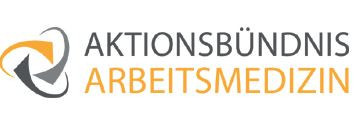 Gerne! Hier ein barrierefreier, präziser und thematisch relevanter Alt-Text für das Bild: Alt-Text-Vorschlag: Logo des Aktionsbündnisses Arbeitsmedizin mit ineinandergreifenden Formen in Grau und Orange; symbolisiert interdisziplinäre Zusammenarbeit im betrieblichen Arbeitsschutz, Prävention und arbeitsmedizinischer Vorsorge. Hinweis zur Zielgruppenorientierung: Dieser Alt-Text stellt den Bezug zu Ihrer Fachzielgruppe (Arbeitsmediziner:innen & relevante Schlüsselpersonen im Gesundheitsmanagement) her und verweist auf zentrale Themen wie Zusammenarbeit, Prävention und Vorsorge. - © Aktionsbündnis Arbeitsmedizin
