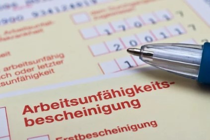 Optimierter Alt-Text (für die Zielgruppe und den Kontext von diekaelte.de): „Nahaufnahme eines ausgedruckten Wartungsprotokolls für Kälte- und Klimatechnik mit Kugelschreiber, Formularabschnitt zur Dokumentation von Betriebsdaten, Störungsmeldungen und Instandhaltungsmaßnahmen.“ Kurze Begründung: Dieser Alt-Text beschreibt ein thematisch passendes Szenario für Fachleute der Kälte-, Klima- oder Gebäudetechnik – etwa bei der Anlagenwartung oder im Serviceprozess. Er ist präzise und adressiert zentrale Inhalte wie Protokolle, Betriebsdaten, Wartung/Störung, was für alle Akteure der genannten Zielgruppen relevant ist. - © Stockfotos-MG – stock.adobe.com